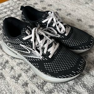 Brooks Levitate 5 size 6.5